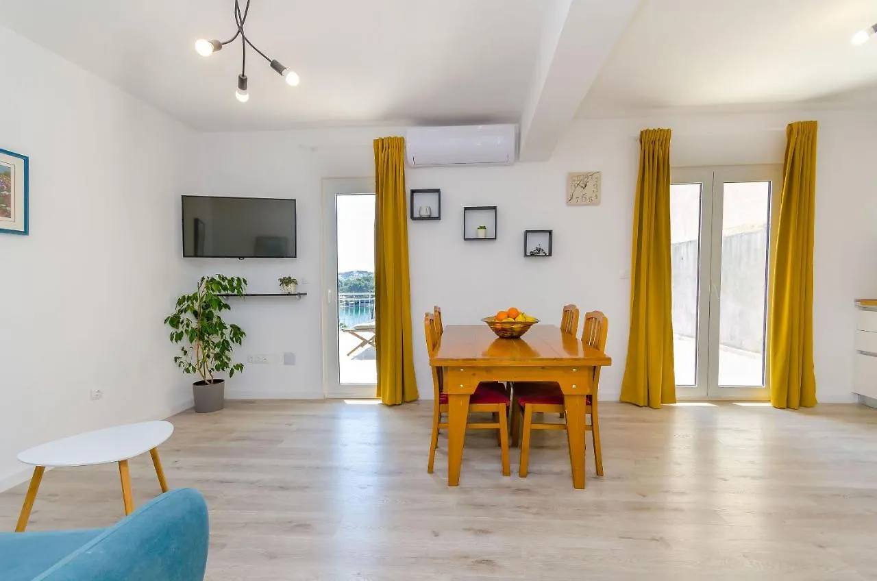 Apartment Rizza Трогир