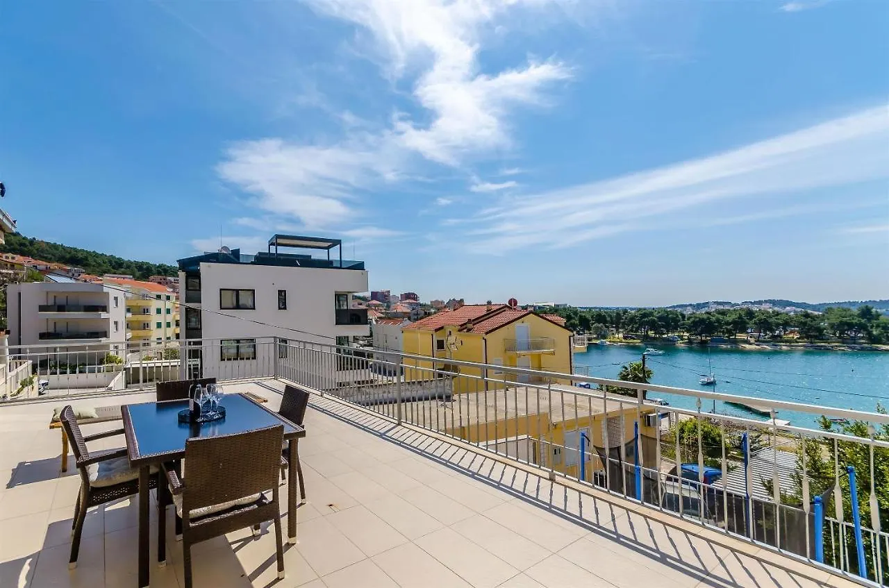 Apartment Rizza Трогир